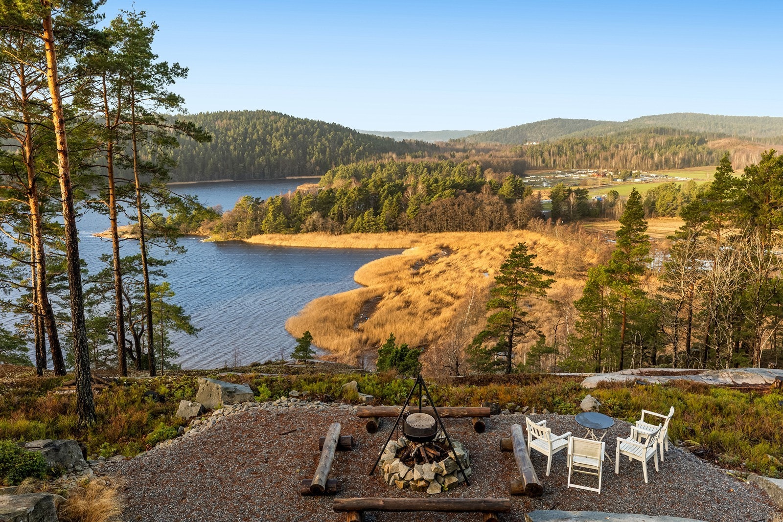 En hyggelig og usjenert bålplass på et opparbeidet platå på nedsiden av boligen Galleribilde