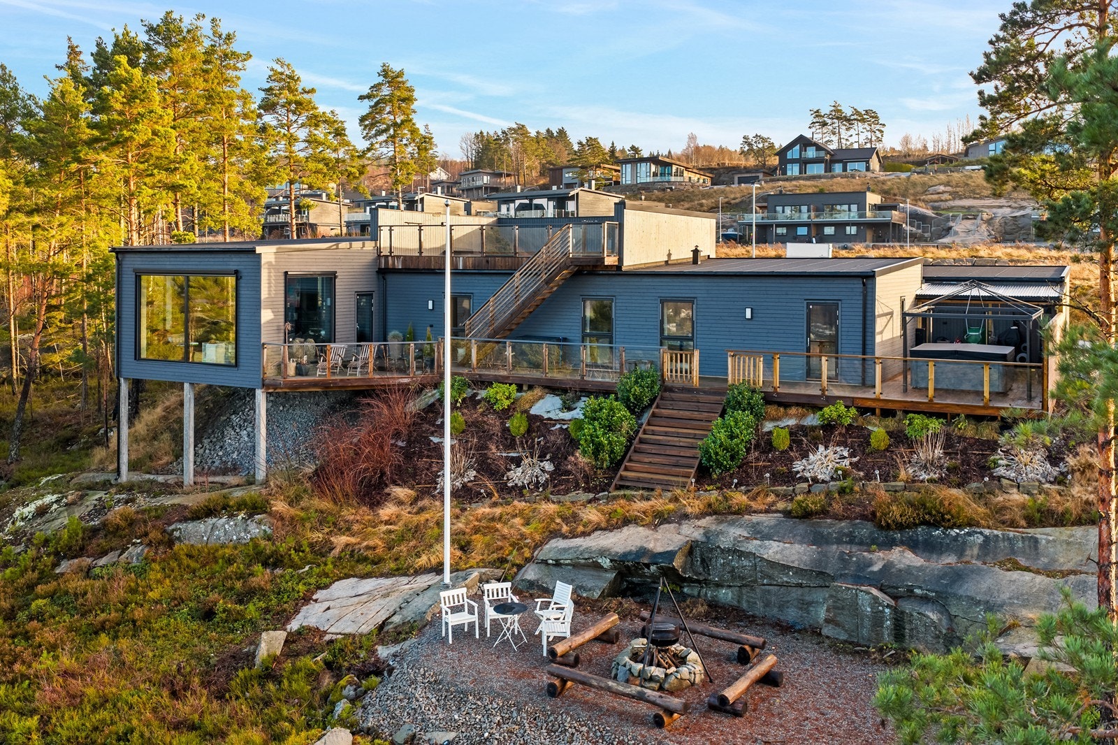 Usjenert, med tomtegrense mot grønt friareal! Galleribilde