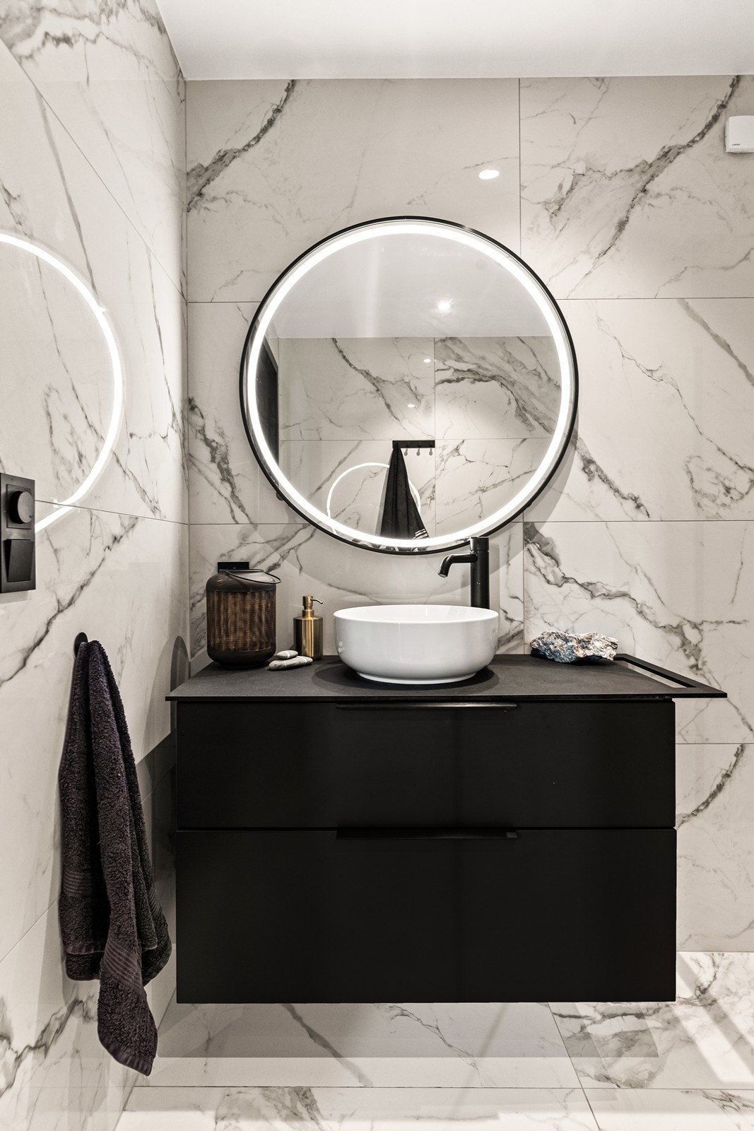 Bad 2 har enkel servant i slett baderomsinnredning med skuffer Galleribilde