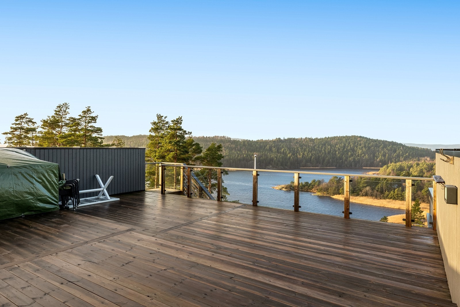 Her er det plass til diverse sittegrupper og et evt. utekjøkken etter behov og ønske Galleribilde