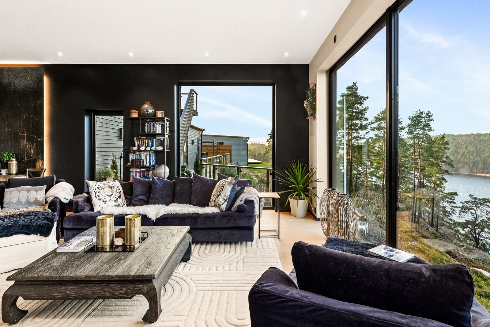 Stuen ligger helt usjenert til, og har ingen direkte innsyn Galleribilde