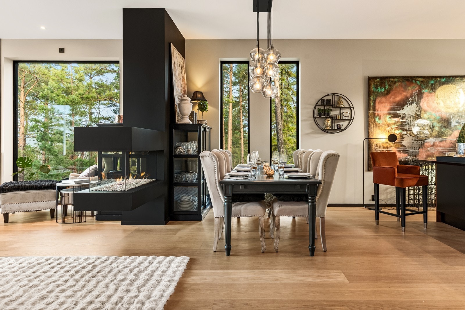 Åpen og lys stue/kjøkken løsning med moderne og eksklusiv gasspeis Galleribilde