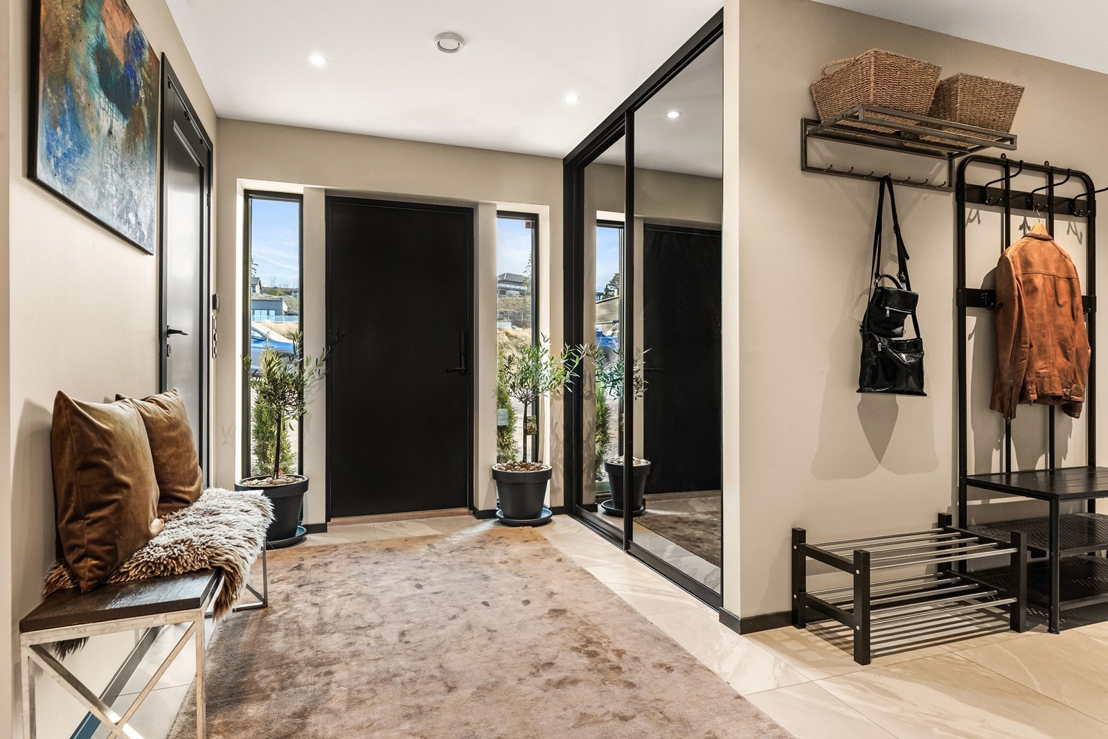 Velkommen inn i en lys og meget innbydende entré med innsatt skyvedørsgarderobe Galleribilde