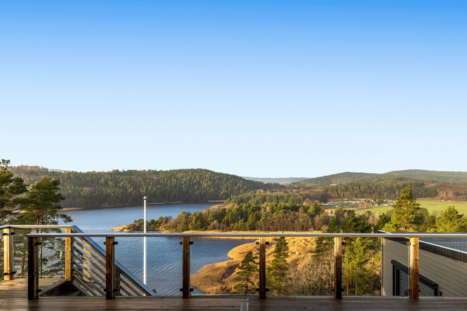 Her kan du nyte en usjenert utsikt ned til fjorden og optimale solforhold hele dagen Galleribilde