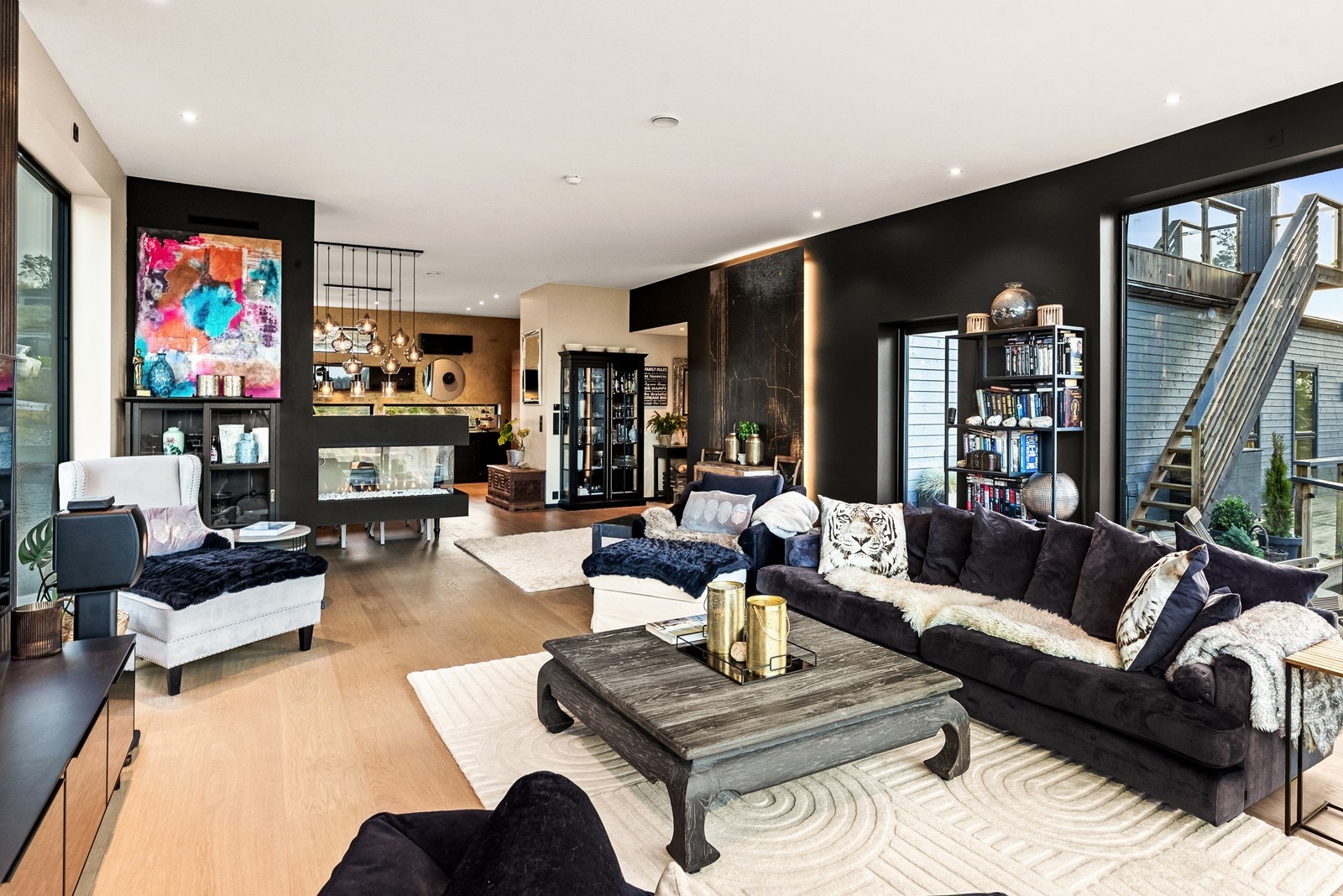 En romslig stueavdeling med god plass til diverse møblement Galleribilde