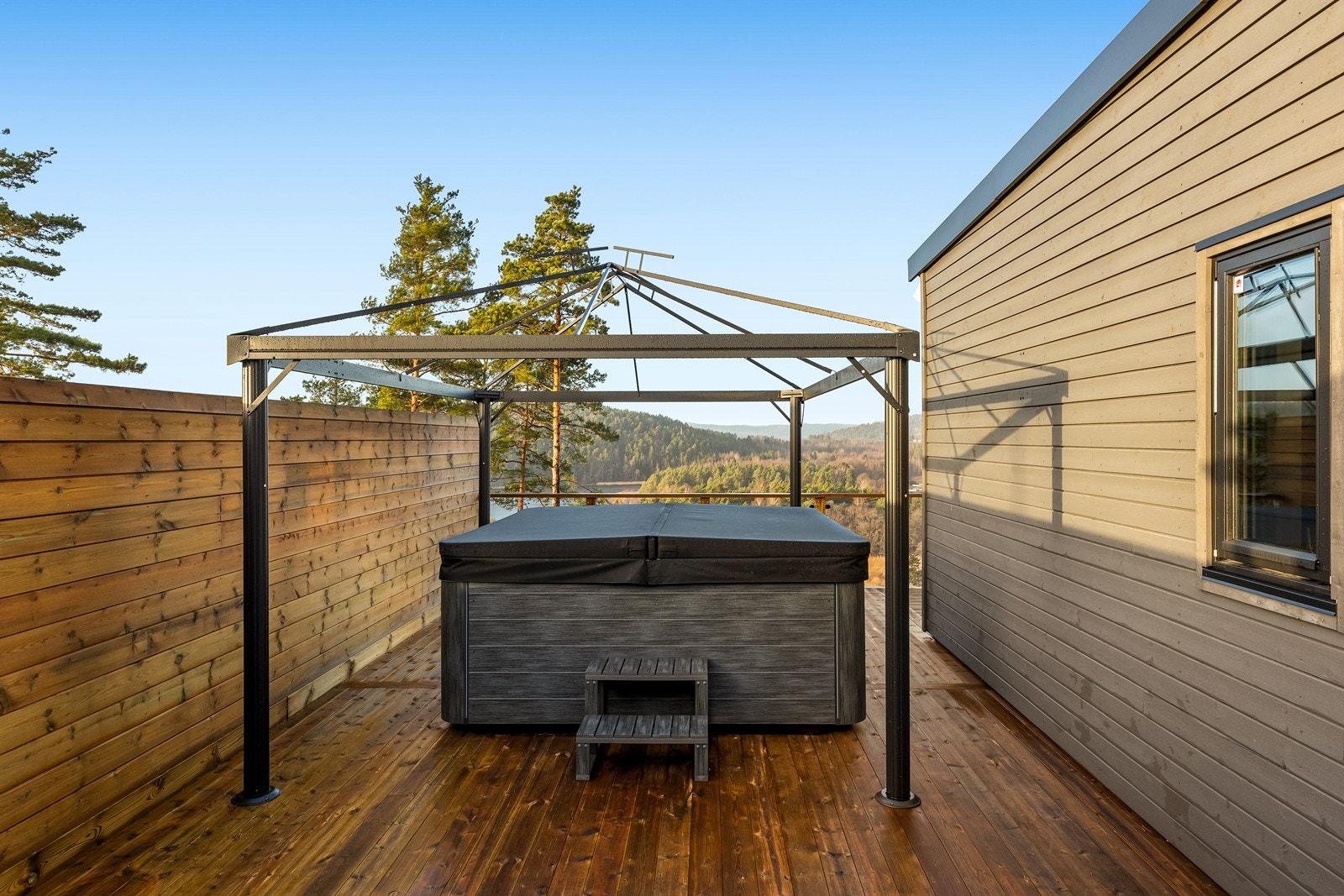 En lun og usjenert terrasse med oppsatt jacuzzi hvor du har flott utsikt, helt uten direkte innsyn Galleribilde