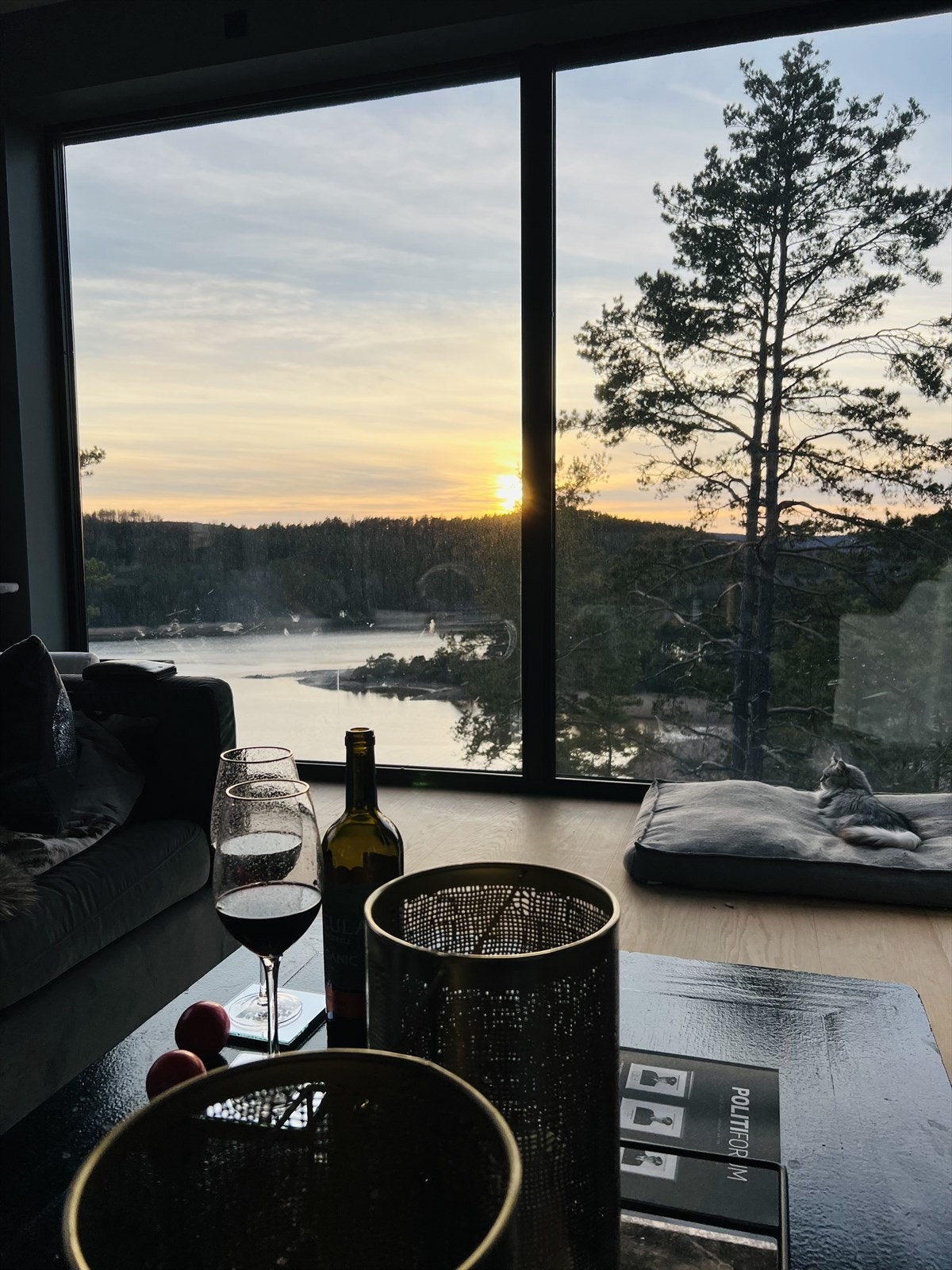 Fra stuen er det god stemning utover ettermiddagen og kvelden (tatt av selger) Galleribilde