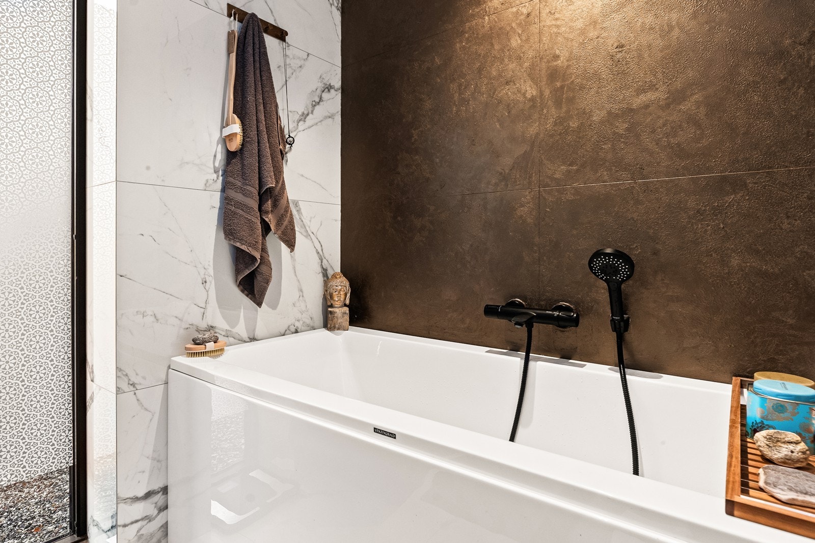 Badet er innredet med barnevennlig badekar Galleribilde