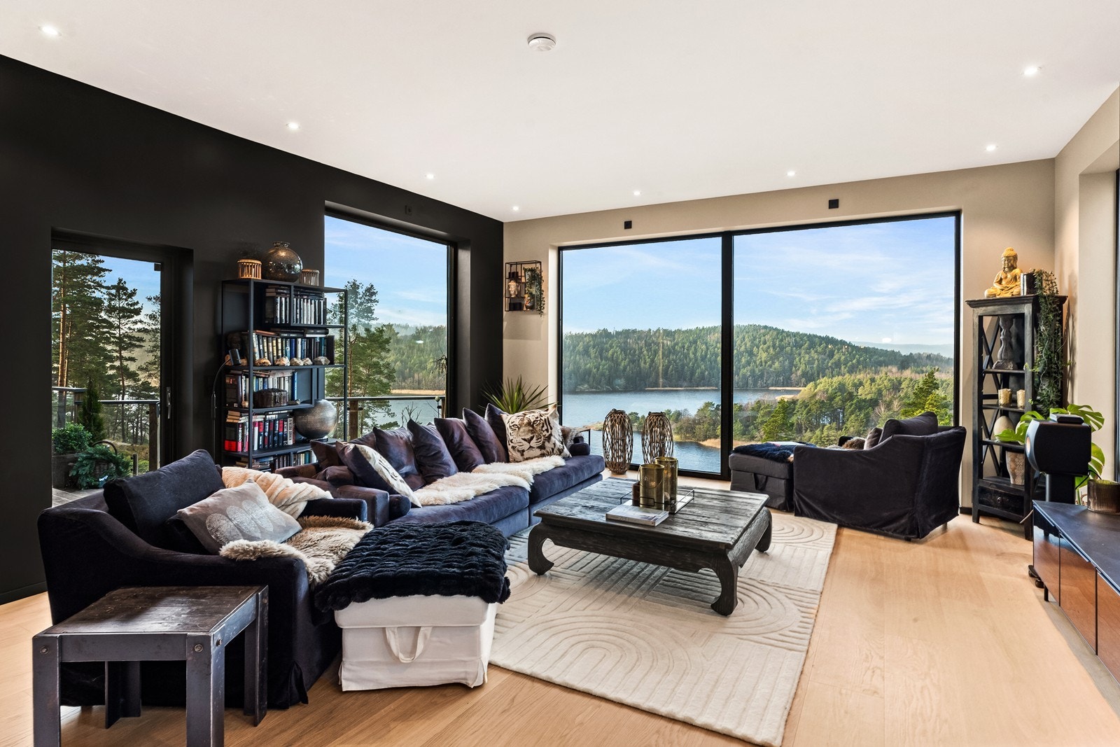 C Fra dagligstuen har du direkte utgang til veranda Galleribilde