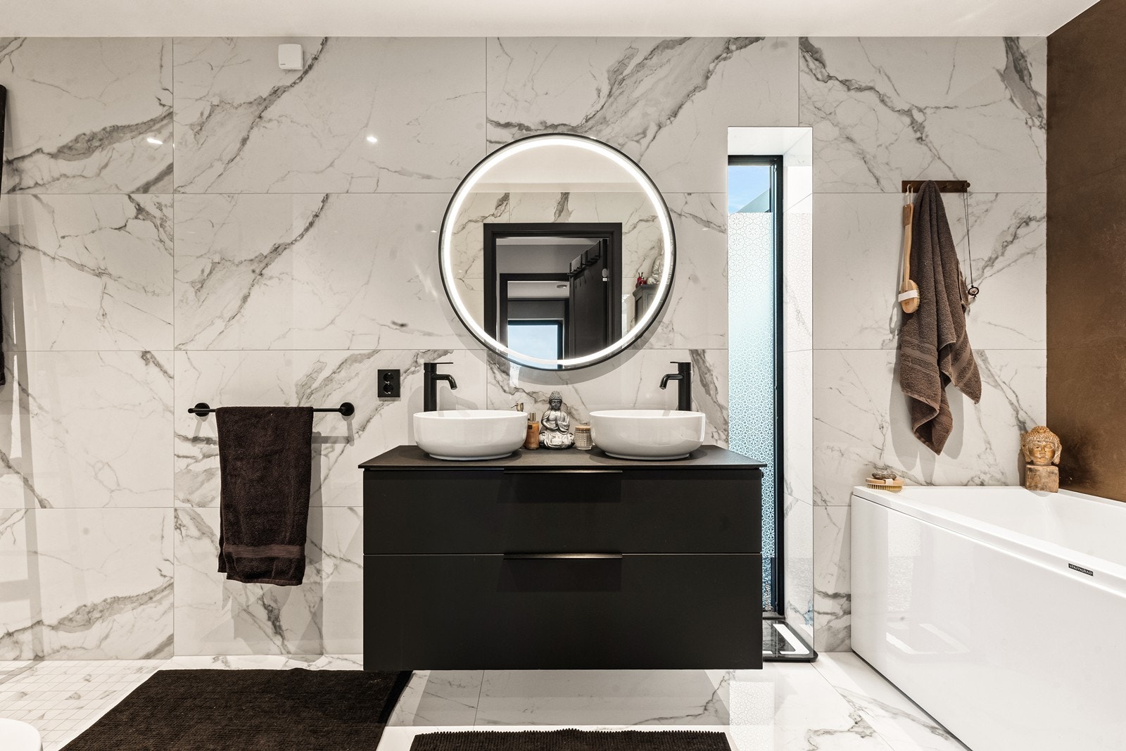 Helfliset og meget delikat hovedbad med dobbel servant i slett baderomsinnredning i sort utførelse Galleribilde