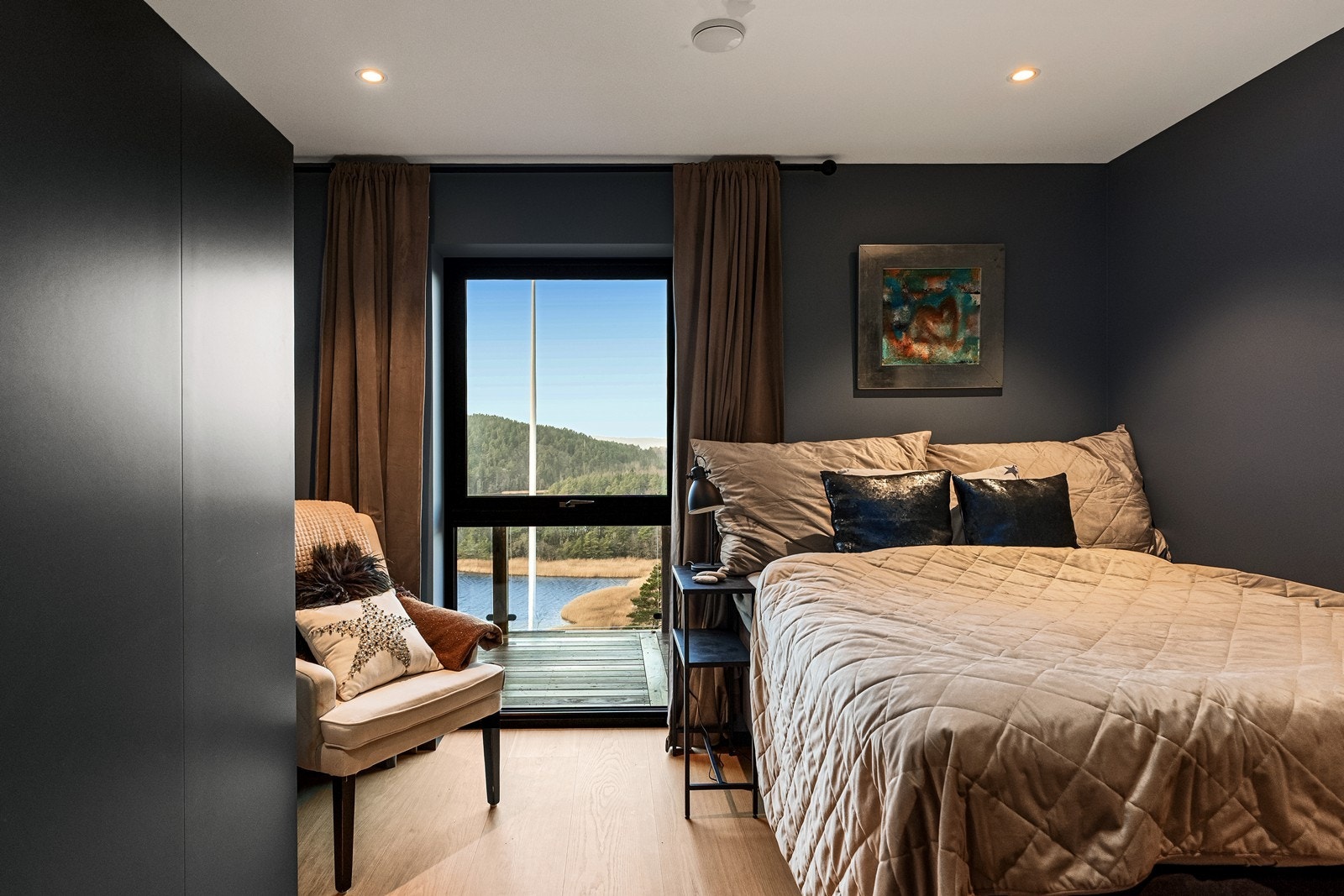 Soverom 3 egnes godt som gjesterom/kontor/barnerom og har innsatt garderobeløsning Galleribilde