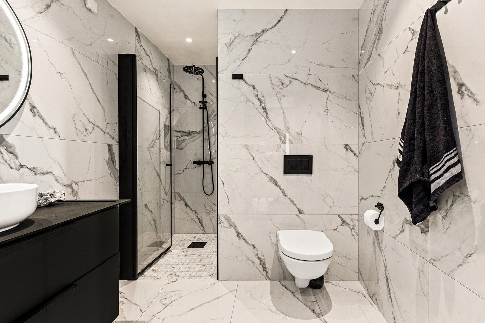 Bad 2 med delikat dusjnisje og vegghengt toalett Galleribilde