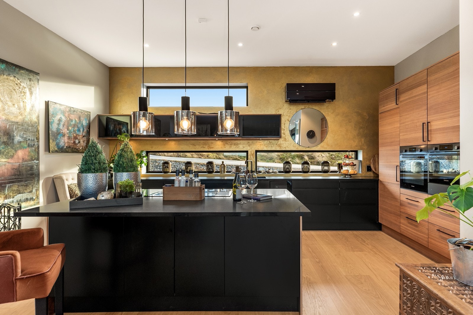 Påkostet og innbydende kjøkken med integrerte hvitevarer og innfelte downlights som gir gode lysforhol Galleribilde