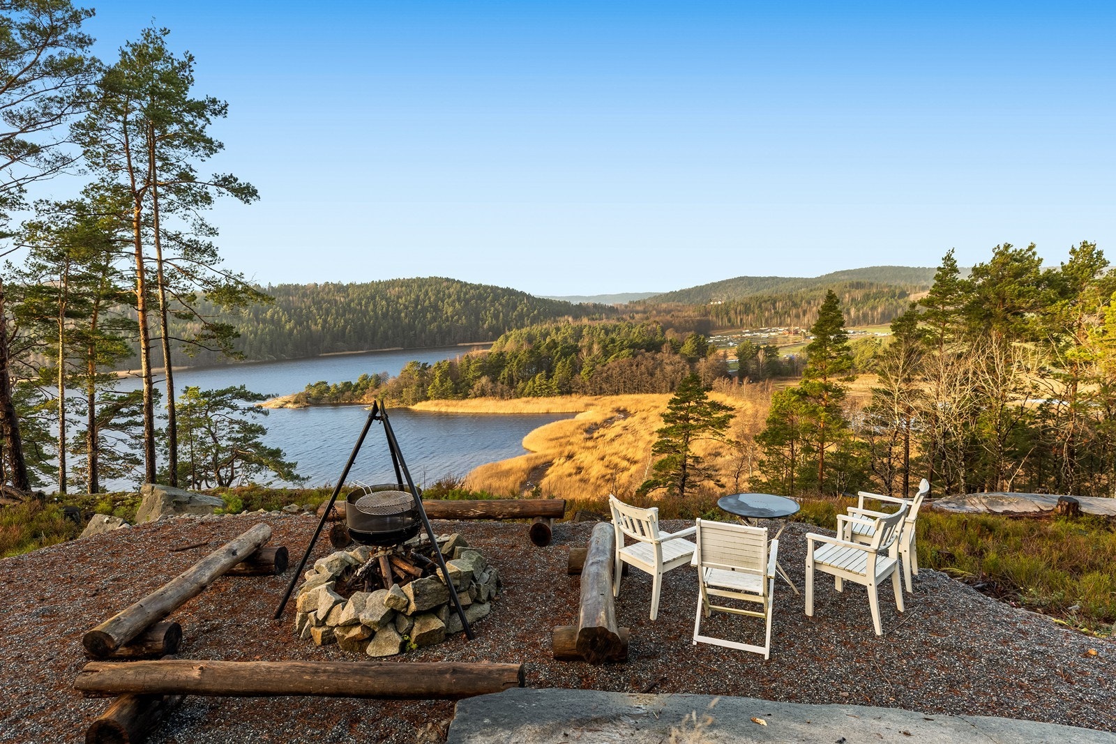 Her kan dagen nytes rundt en opparbeidet bålplass med god plass til hele familien Galleribilde