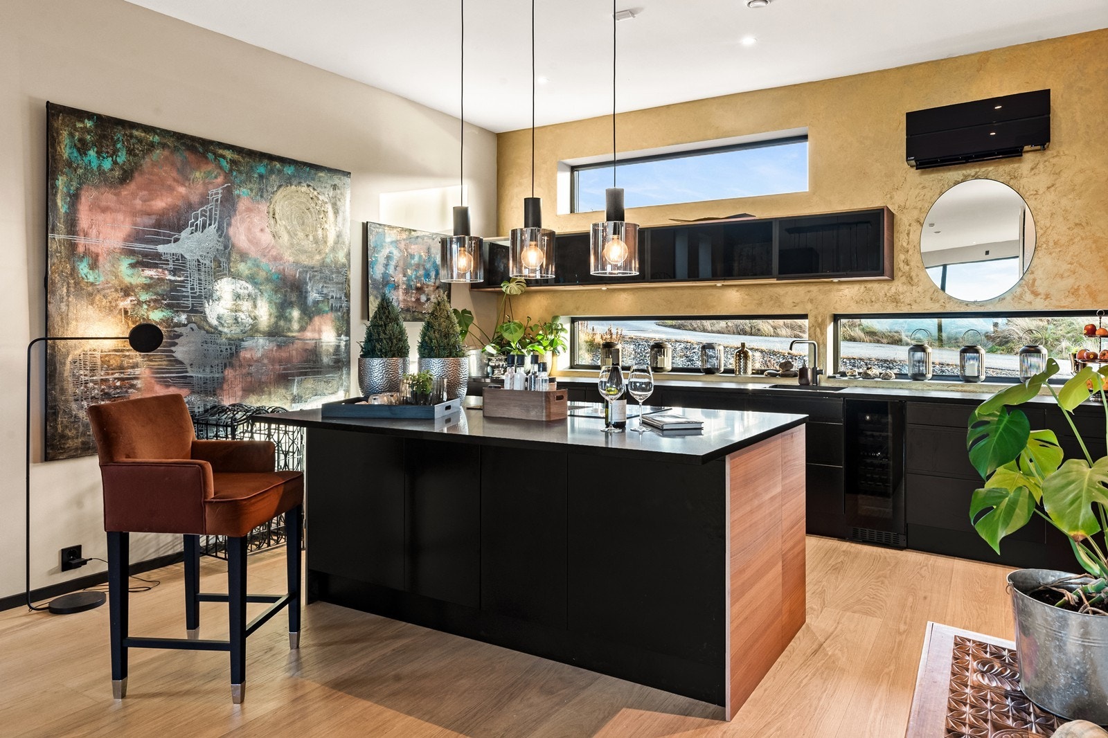 Moderne og attraktivt kjøkken med stor kjøkkenøy med barløsning Galleribilde