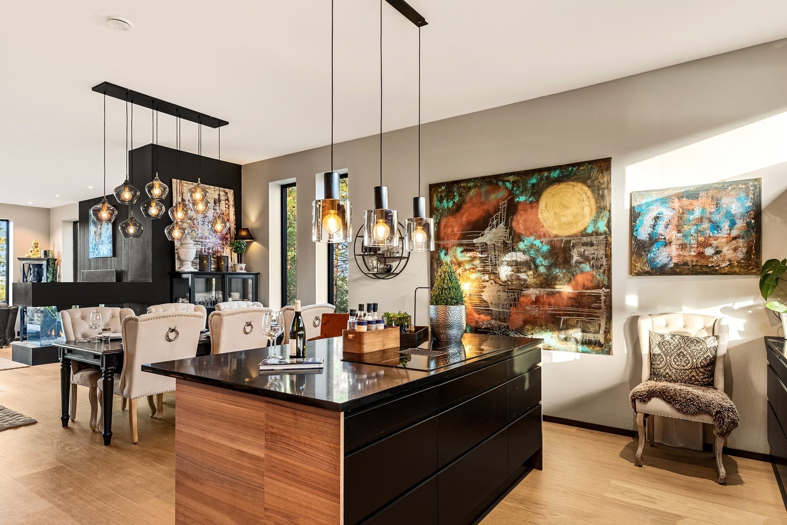 Ekstra god takhøyde og store vindusflater fra flere himmelretninger gir gode romfølelse og optimale lysforhold Galleribilde