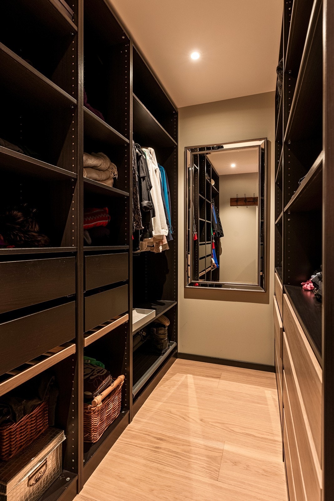 Brukervennlig walk-inn garderobe i tilknytning hovedsoverom Galleribilde