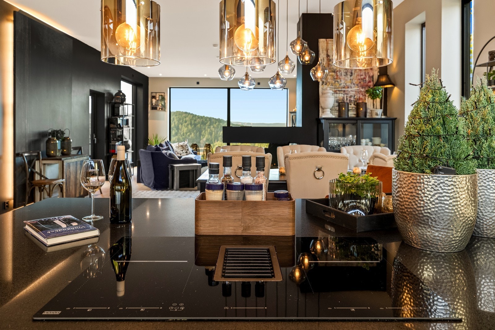 Innredningen har fasiliteter som moderne ventilator nedfelt i benkeplaten Galleribilde