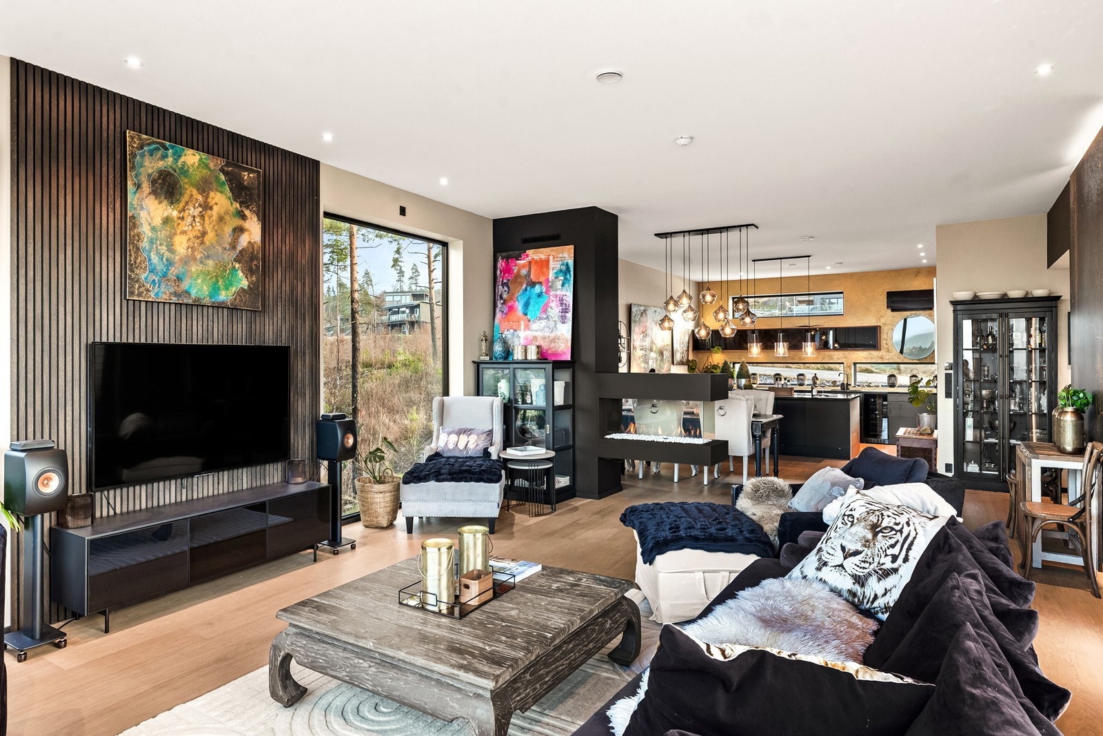 Meget innbydende oppholdsrom som er innredet i forskjellige soner Galleribilde