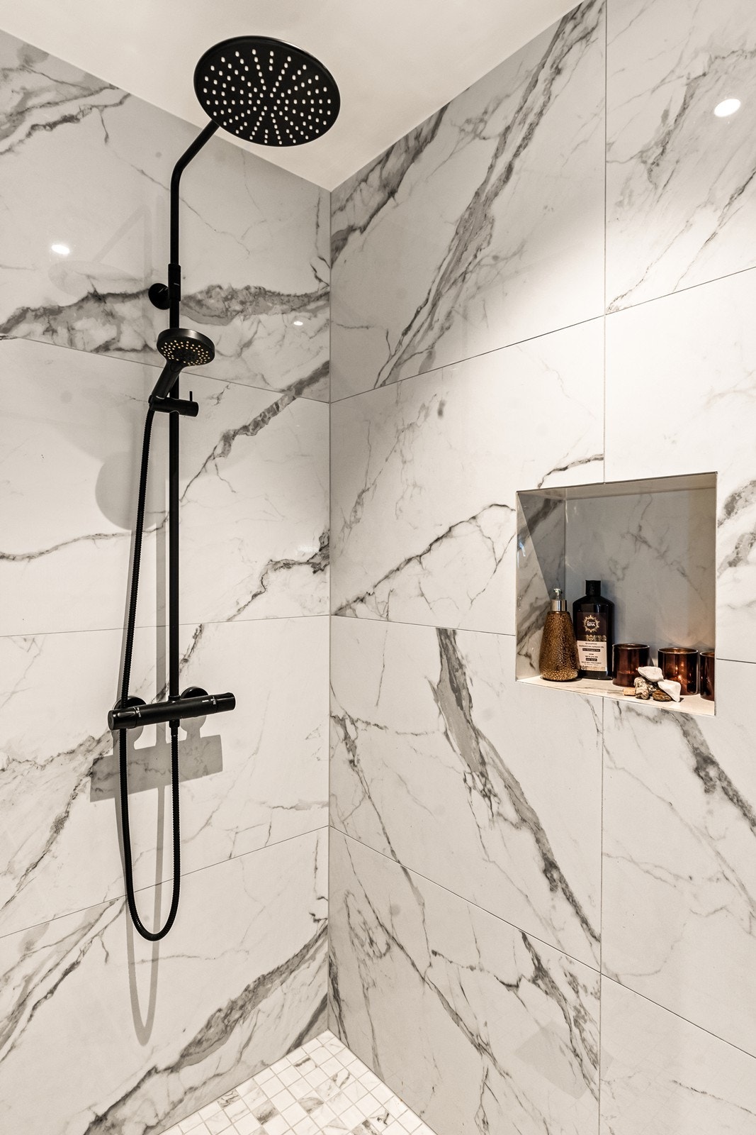 Innbydende dusjnisje med tropedusj Galleribilde