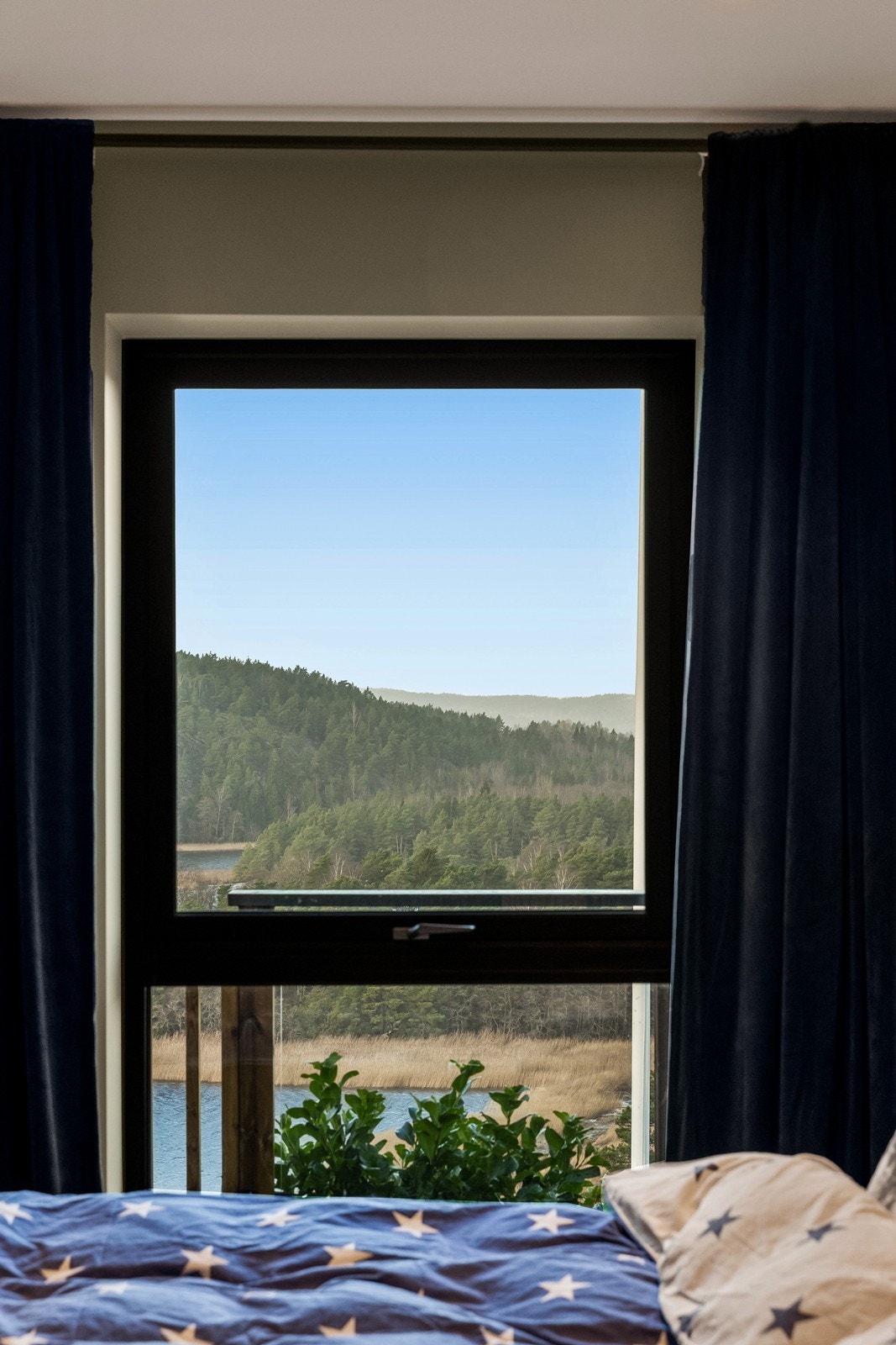 Flott utsikt til fjorden fra soverommet Galleribilde