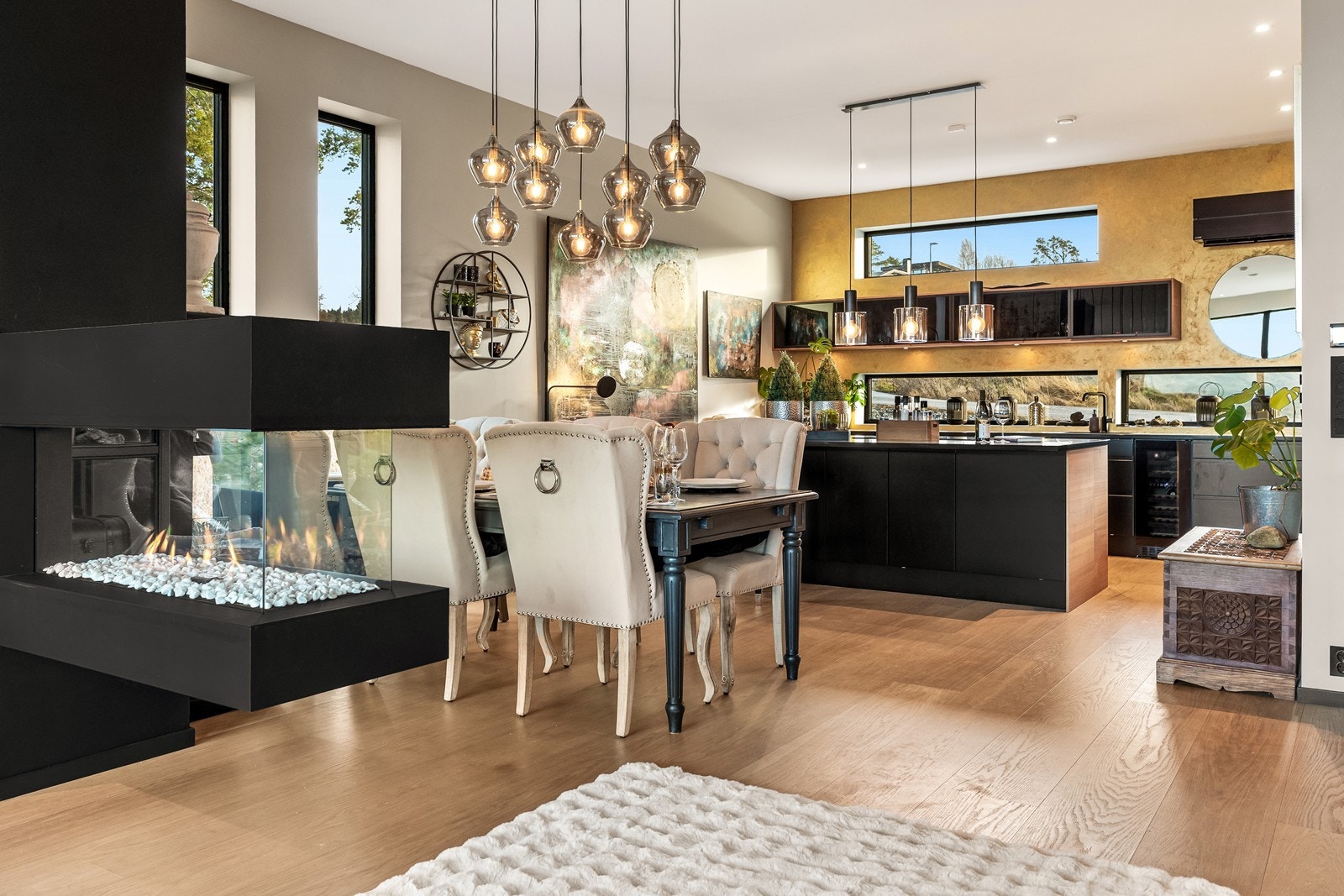 Stue/kjøkken har meget god takhøyde og gjennomgående lys som gir en meget god romfølelse Galleribilde