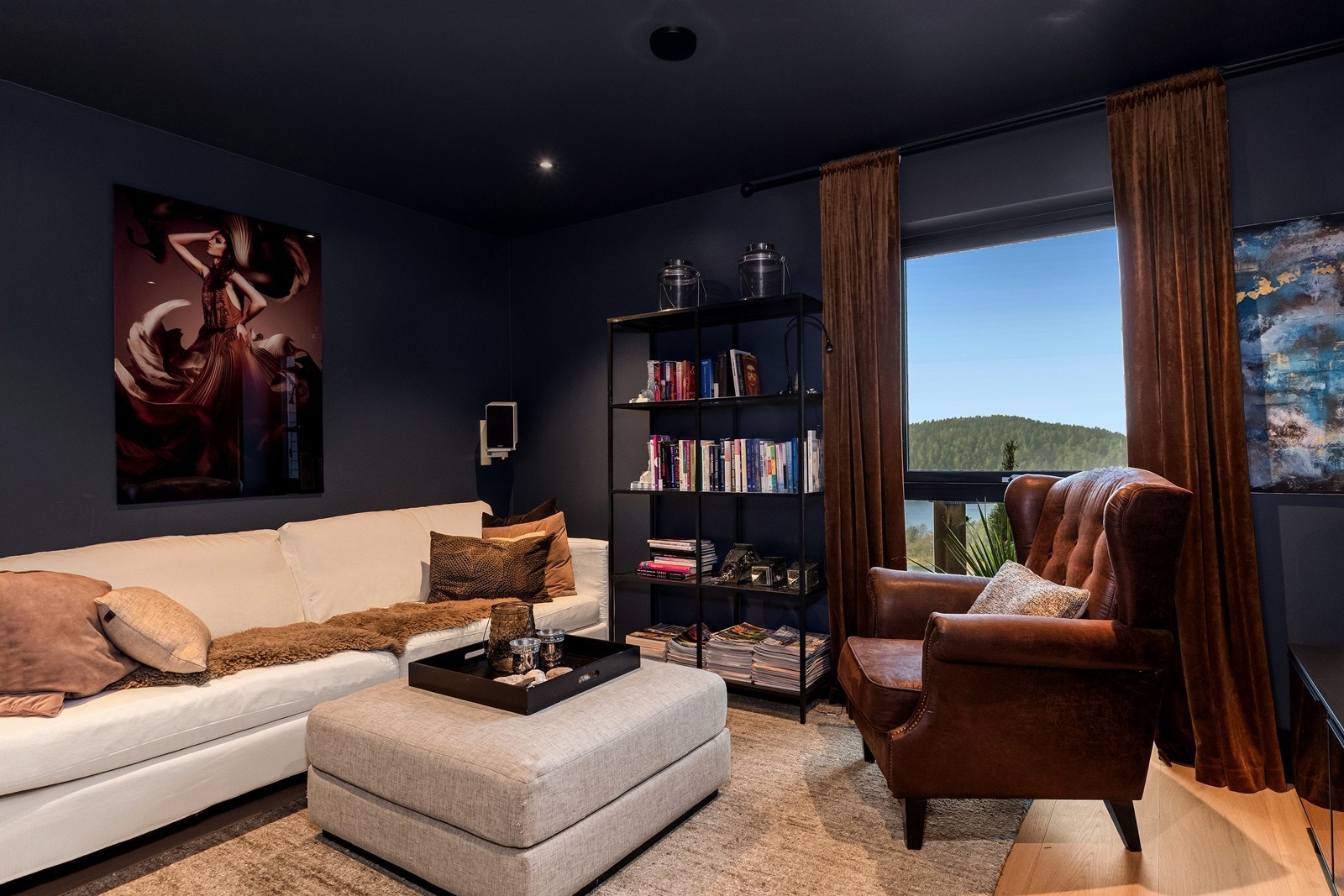 Stort soverom/kontor/allbruksrom som kan benyttes som hjemmekino e.l. Galleribilde