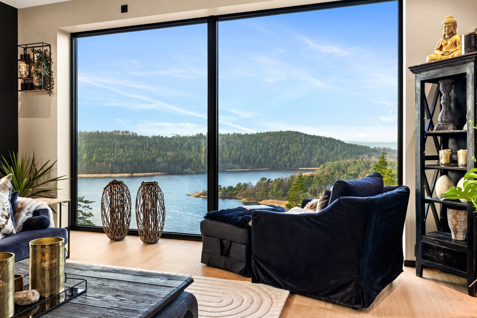 Her kan du helt usjenert nyte utsikten og den nydelige solen som kommer hit utover dagen Galleribilde