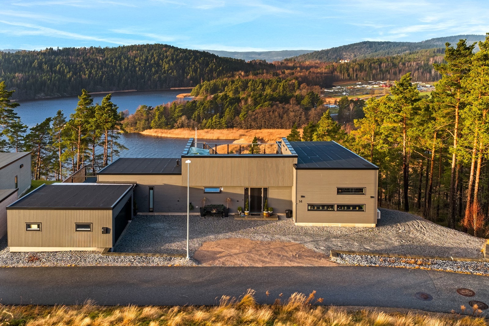 En utvidet gårdsplass med gode parkeringsmuligheter til flere biler Galleribilde