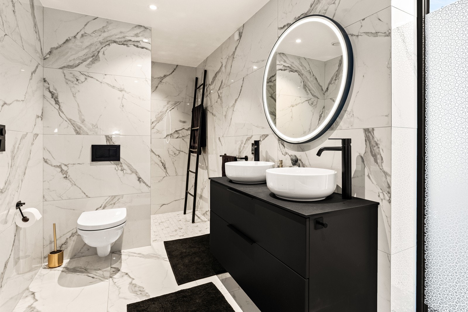 Vegghengt toalett og smart dusjnisje Galleribilde