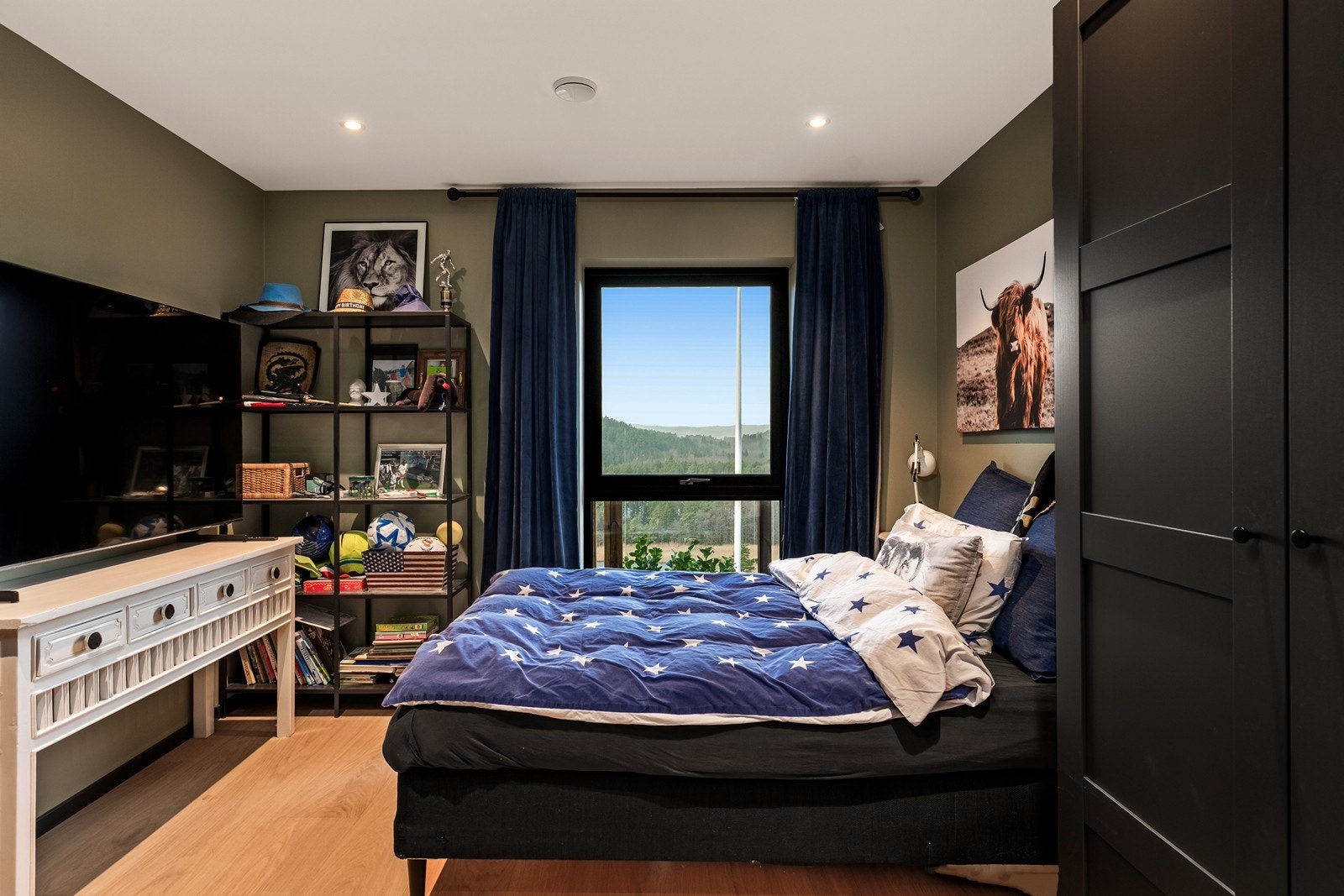 Soverom 2 egnes godt som barnerom og har innsatt garderobeskap i matchene stil til resten av boligen Galleribilde