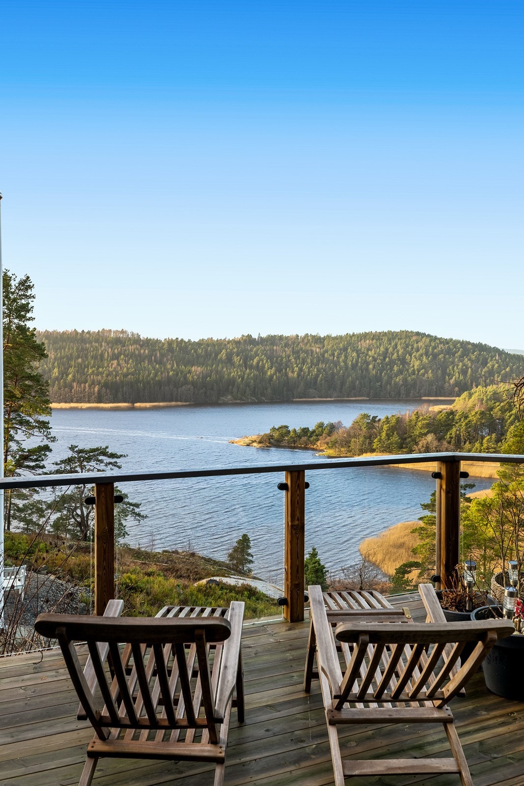 Her kan solen og utsikten nytes, helt usjenert med flott utsikt ned til vannet Galleribilde