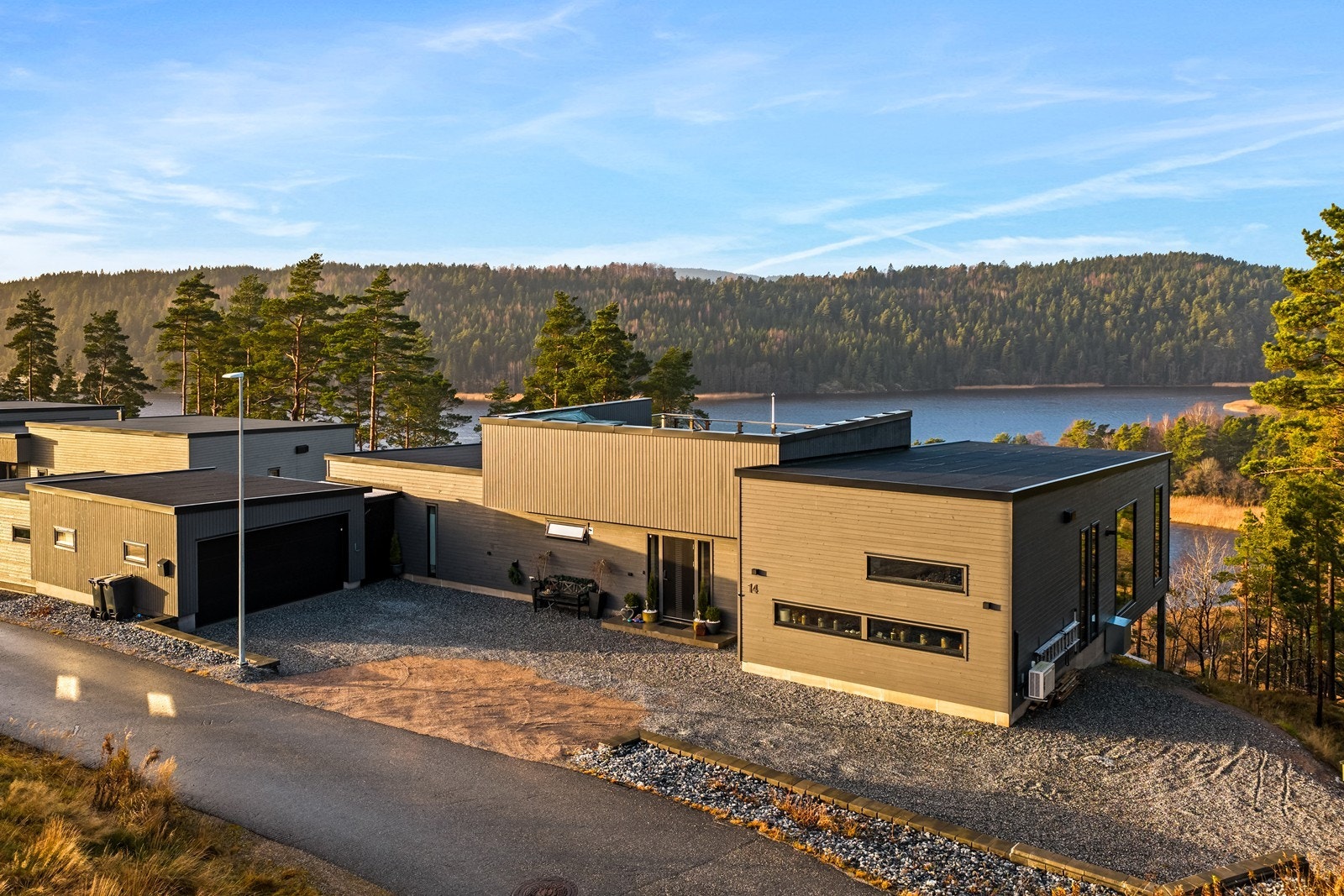 Romslig og singellagt gårdsplass med støttemur og dobbel garasje Galleribilde