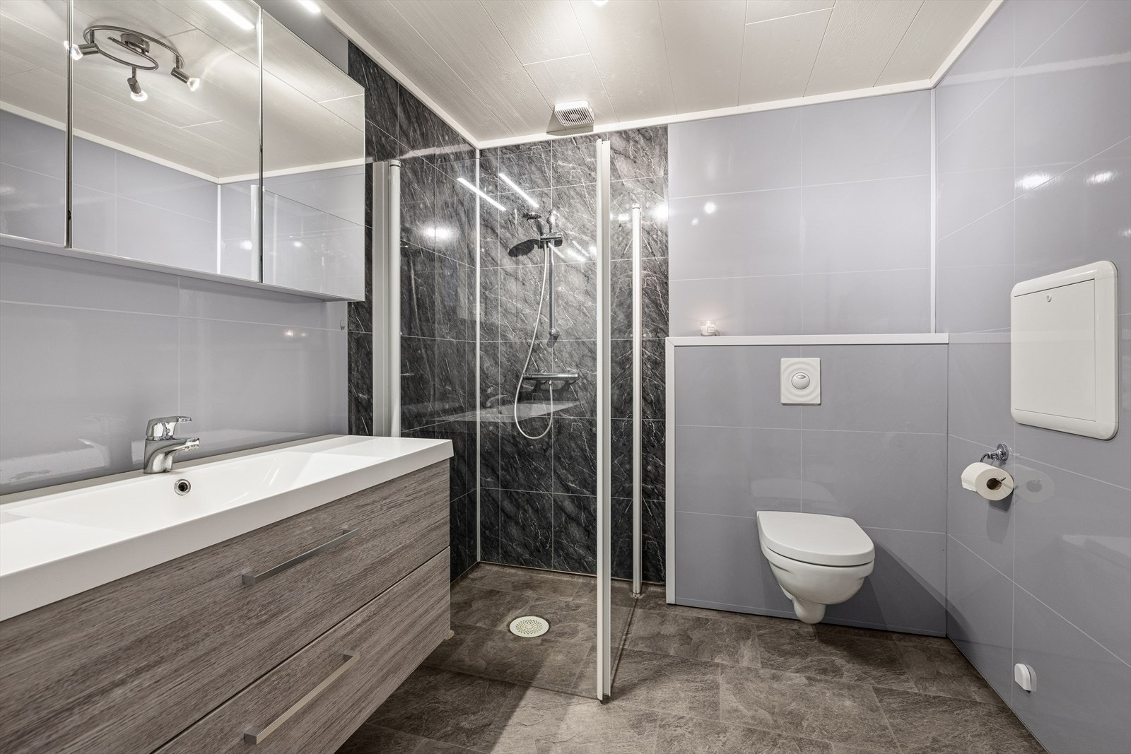 Badet i 2. etasje har baderomsplater på veggene belegg på gulv med gulvvarme. Galleribilde