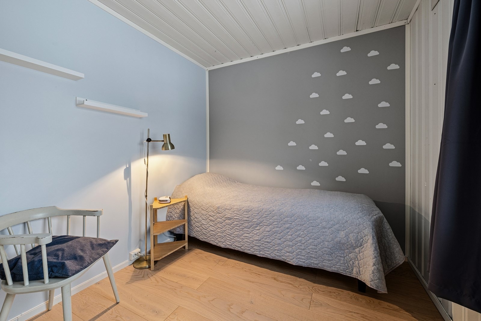 et andre soverommet er litt mindre og passer fint som et barnerom, gjesterom eller hva med et praktisk hjemmekontor. Galleribilde