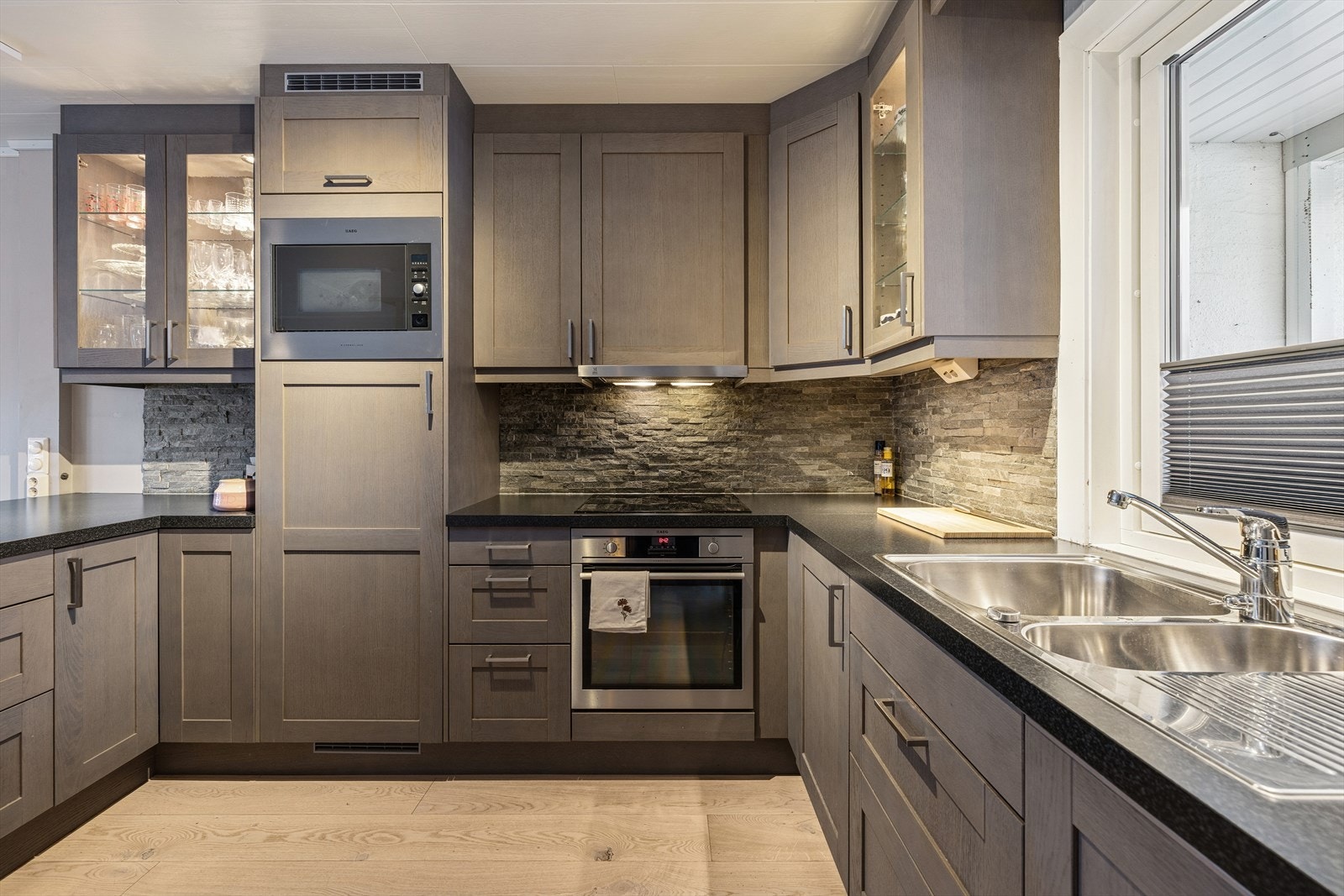 Integrert komfyr, koketopp, oppvaskmaskin, kjøleskap, og microbølgeovn. Microbølgeovn er deffekt og må byttes av kjøper. Galleribilde