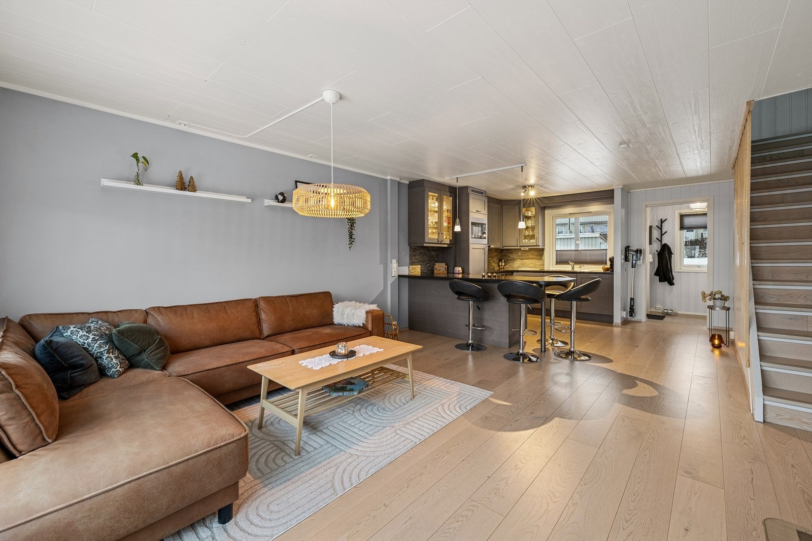 Kjøkkenet ligger i åpen løsning til stuen. Galleribilde