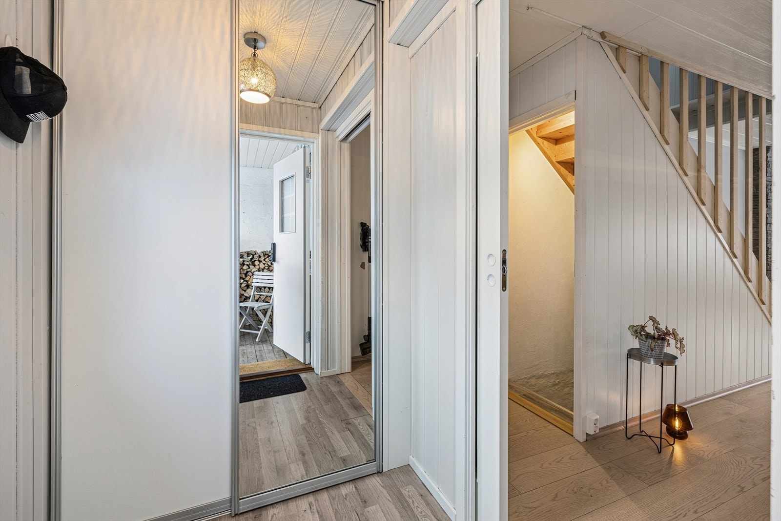 Det første som møter deg når du kommer inn er en liten entré med en praktisk skyvedørsgarderobe. Galleribilde