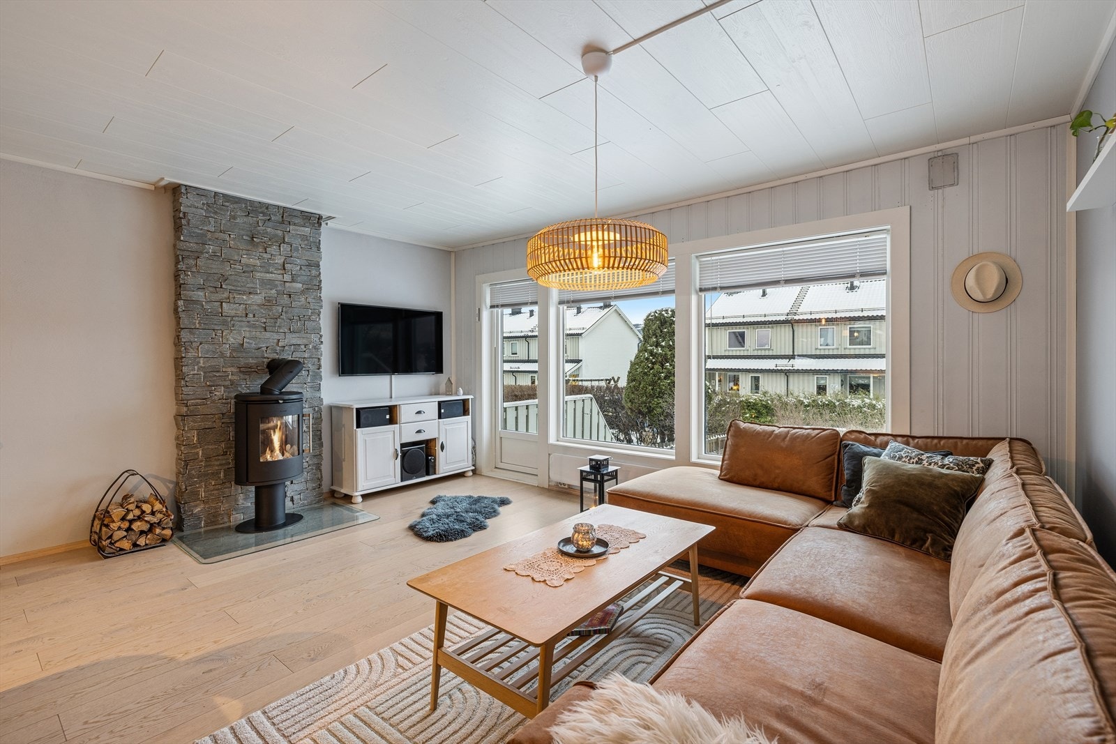 Store vindusflater slipper inn rikelig med naturlig lys. Galleribilde