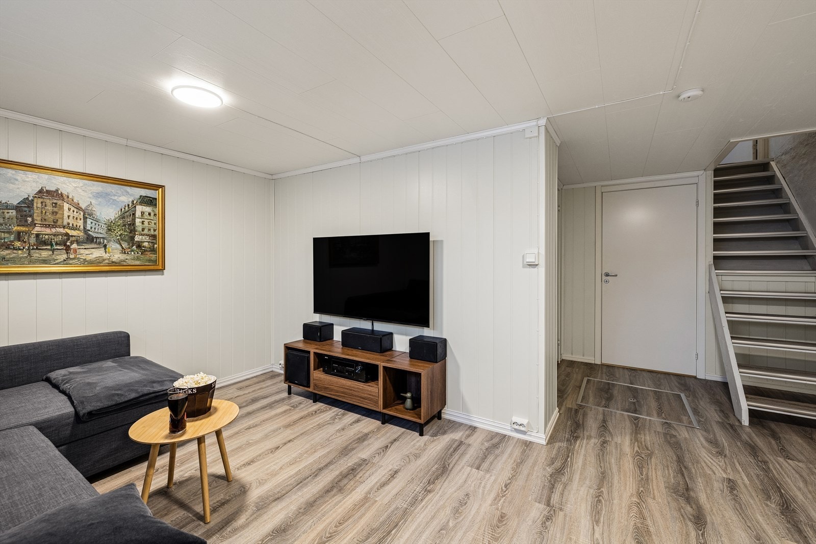 I kjeller finner du rom innredet som stue og bad (ikke omsøkt og godkjent). Galleribilde