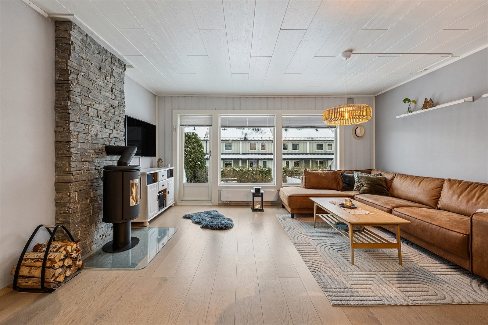 Innbydende stue med god plass til sofagruppe og annet ønsket innventar. Galleribilde