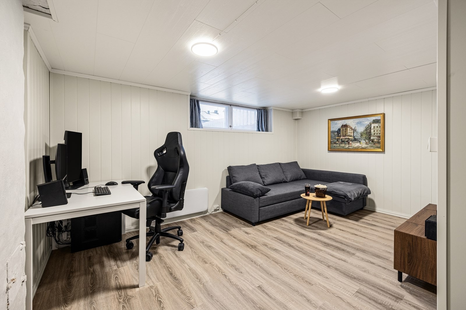 Stuen ble innredet i 2017 med lyse farger og pene overflater. Rommet har ikke tilfredsstillende lys og rømningsveier og er ikke godkjent for varig opphold. Galleribilde