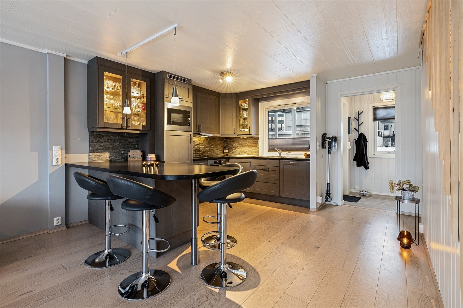 Kjøkkenet har godt med skap og benkeplass. Galleribilde