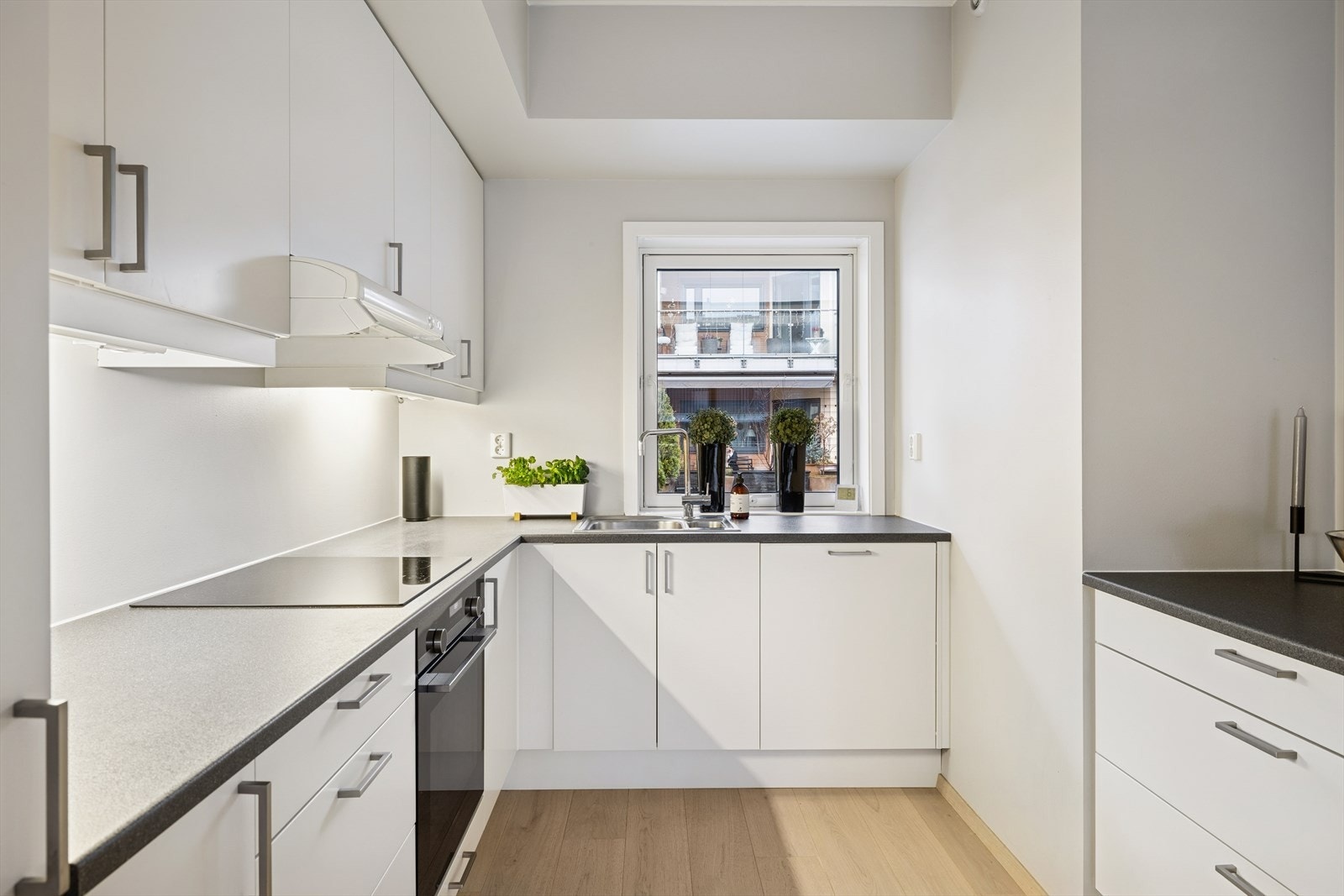 Kjøkkenet er tilknyttet boligens balanserte ventilasjonsanlegg, og har en kjøkkenventilator som sikrer godt inneklima. For ekstra trygghet er det installert både komfyrvakt og lekkasjevarsler. Galleribilde