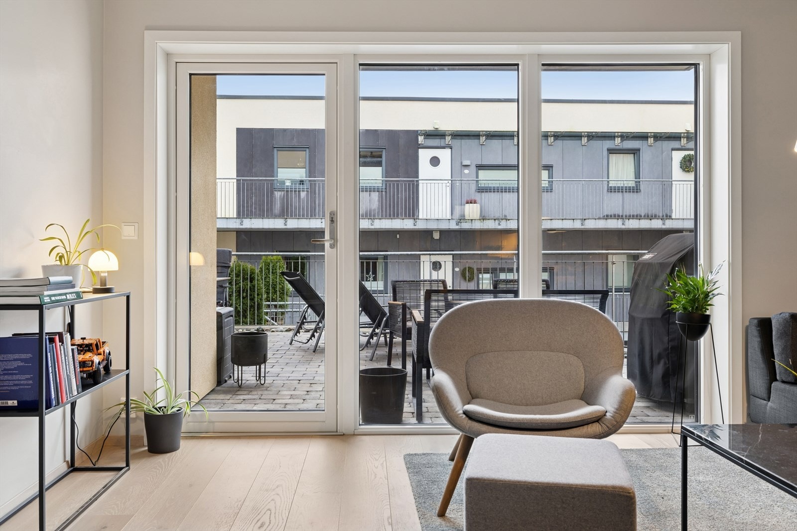 Fra stuen har du direkte utgang til en stor, vestvendt terrasse på hele 27 kvm med gode soforhold og nydelig utsikt mot sjø. Galleribilde