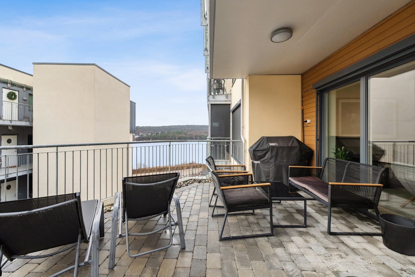 Terrassen er delvis overbygget. Dette gjør det mulig å nyte uteplassen både på solrike dager og når været er mer uforutsigbart - perfekt for lange måltider, avslapning eller hyggelige kvelder utendørs. Galleribilde