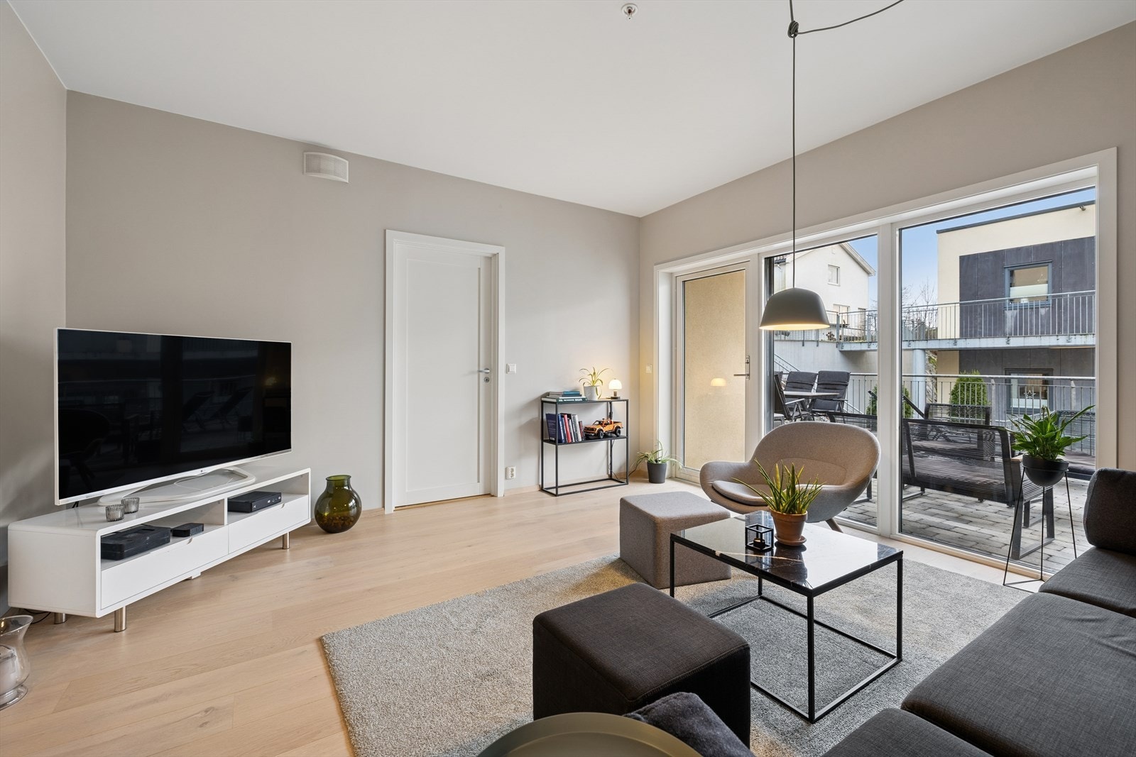 Stuen gir god plass til en stor sofagruppe, perfekt for avslapning og hyggelige stunder med familie og venner. Galleribilde