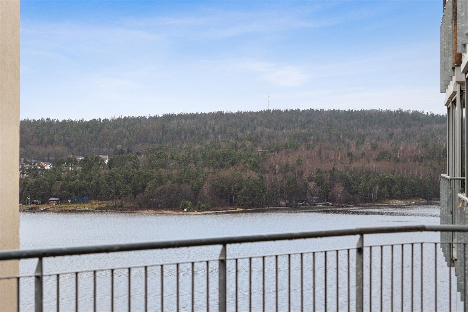 Dette gir ideelle rammer for lange, lyse sommerdager med utsikt mot sjøen. En uteplass som virkelig blir en forlengelse av stuen og et naturlig samlingspunkt i hjemmet. Galleribilde