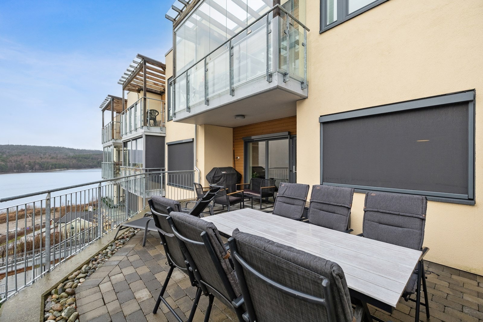 Her er det godt med plass til utemøbler i flere soner - perfekt for både avslappende stunder og sosiale sammenkomster. Galleribilde