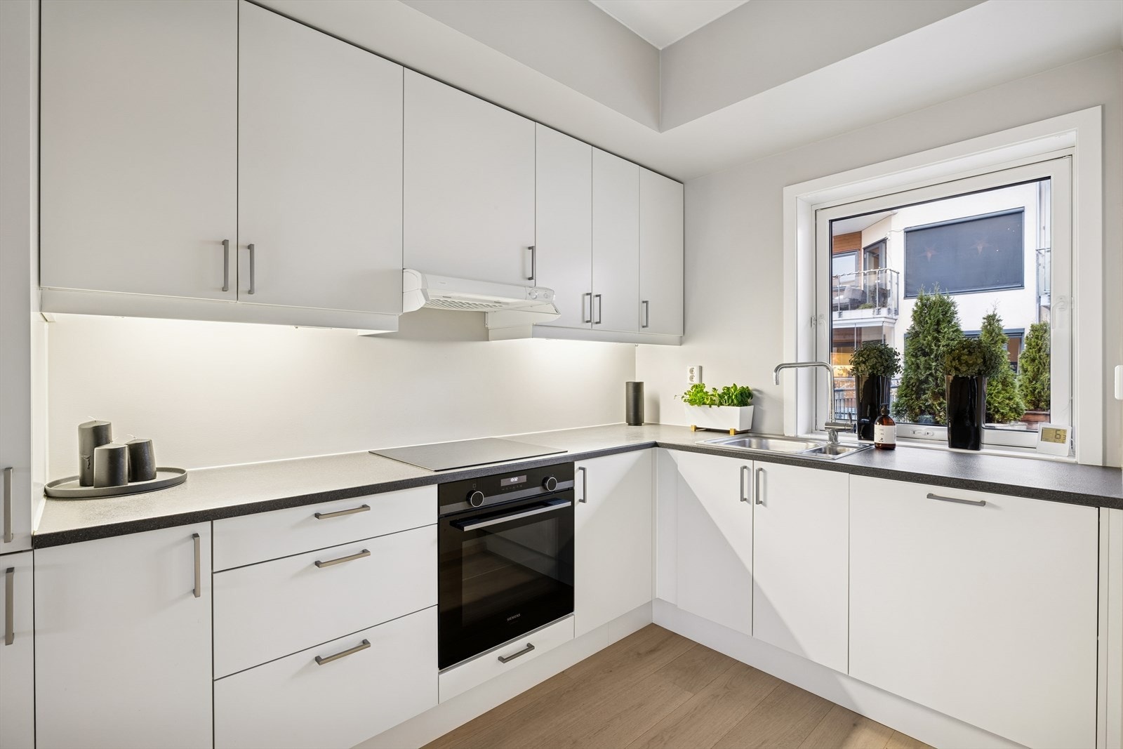 Her finner du hvitevarer som gjør hverdagen enkel. Induksjonstopp for rask og energieffektiv matlaging, stekeovn, oppvaskmaskin, kjøleskap og fryseskap. Galleribilde